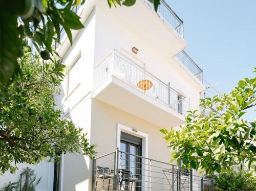 Elenis house