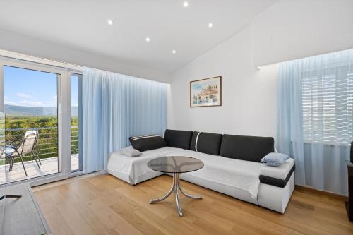 Holiday Home Eros with Pool - Happy Rentals