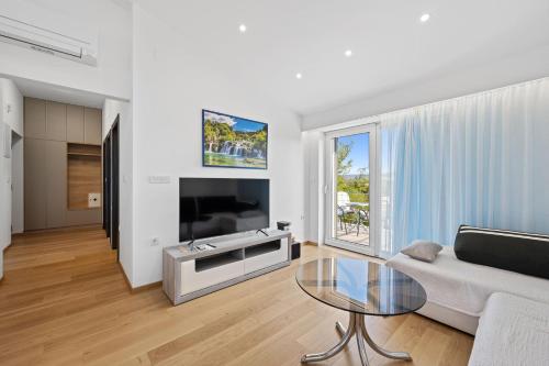 Holiday Home Eros with Pool - Happy Rentals