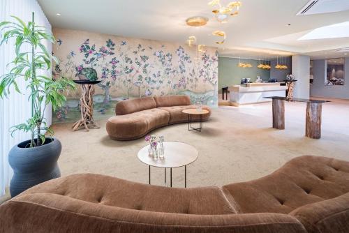 a living room with two couches and a table at Best Western Hotel Mainz in Mainz