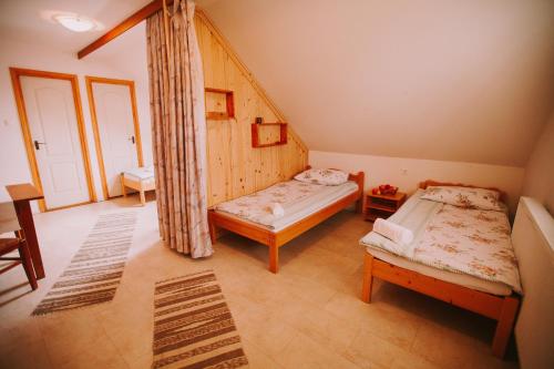 Llit o llits en una habitació de Bosnyák Panzió