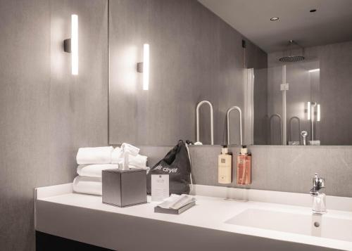 a bathroom with a sink and a mirror at Hotel Ogar Tomelloso in Tomelloso