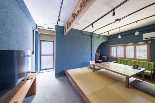 a living room with a table and a couch at 江ノ島の島内で一棟貸し一日一組限定はまさき旅館 in Fujisawa