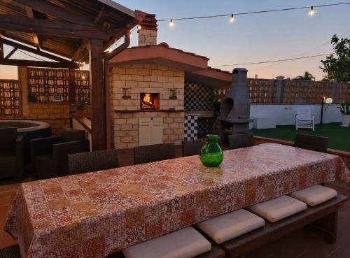 a table with a green vase on top of a patio at Villa Daisy Conversano-Polignano a Mare in Conversano