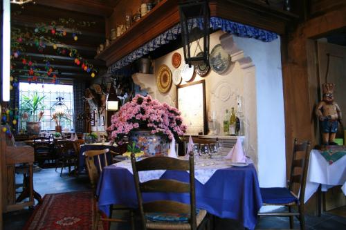 ein Esszimmer mit einem Tisch mit lila Blumen darauf in der Unterkunft Hotel Borcharding Rheine Mesum in Rheine