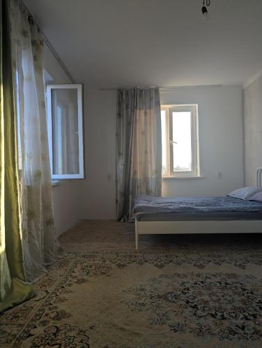 a bedroom with a bed and a window at Meikin guest house in Chok-Tal