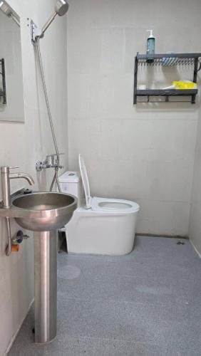 a bathroom with a white toilet and a sink at 如家小憩 in Shui-t'ien