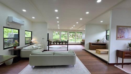 a living room with a couch and a table at 如家小憩 in Shui-t'ien