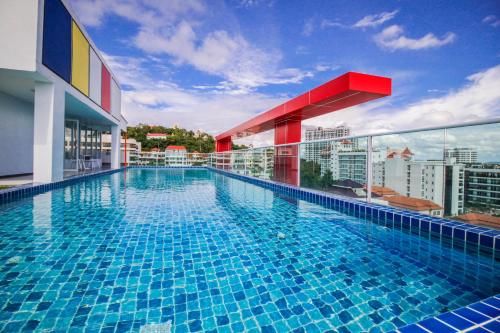 สระว่ายน้ำที่อยู่ใกล้ ๆ หรือใน Art On The Hill by Pattaya Sunny Rentals
