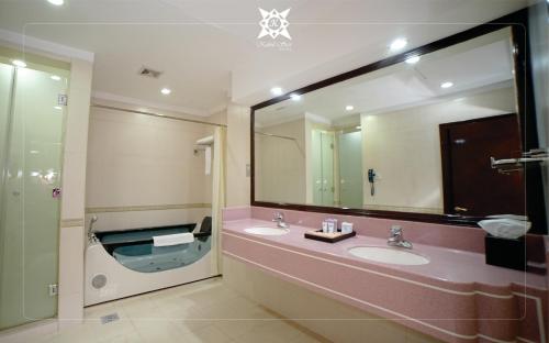 a bathroom with two sinks and a large mirror at Kabul Star Hotel & Restaurant in Shīrpūr