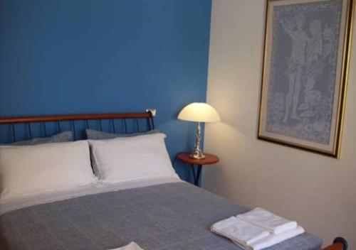 a bedroom with a bed with a blue wall at B&B Villa Maya in Termoli