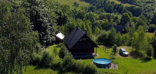 an aerial view of a small house with a tub at Domki w Nowicy in Nowica