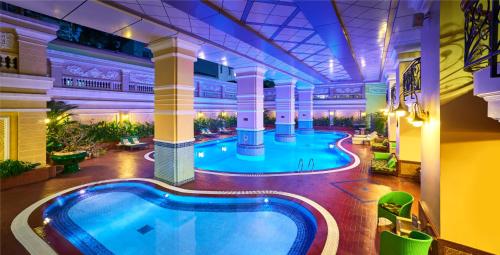 
a large swimming pool in a hotel room at Sherwood Residence in Ho Chi Minh City
