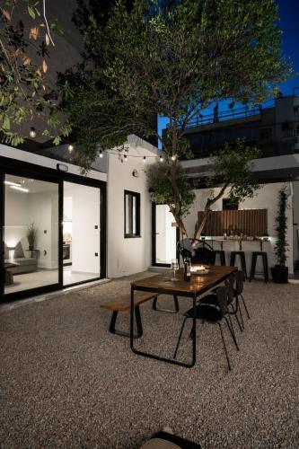 Athelio Boutique Entire Home, Private Courtyard, Outdoor Bar