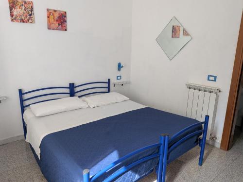 a blue and white bed in a room at Affittacamere Pietra Lucente in Riomaggiore
