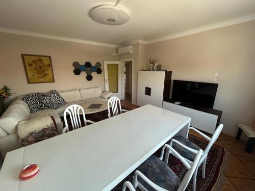 Große 4 Zimmer Wohnung
