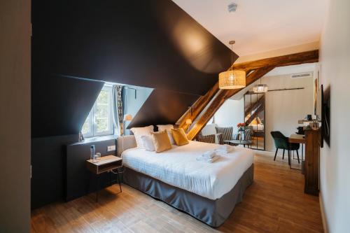 a hotel room with a bed and a desk at Les Demeures de Varennes, BW Signature Collection in Varennes-Jarcy