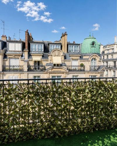 Elegant Haussmann style apartment with balcony Eiffel Tower view