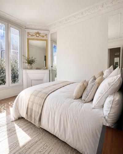 Elegant Haussmann style apartment with balcony Eiffel Tower view