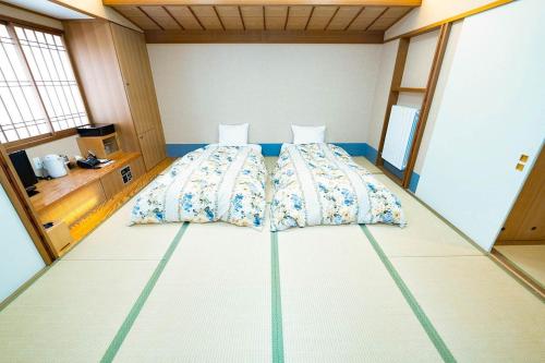 a small room with a bed in the middle at Hashima - Hotel - Vacation STAY 52664v in Hashima