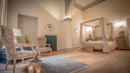 A bed or beds in a room at Stunning Apt 5min Walk to Duomo