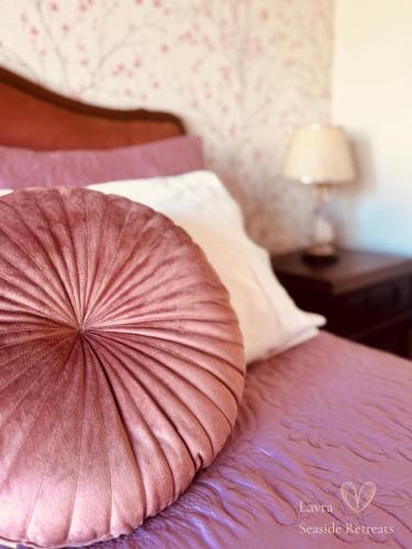 a large pink umbrella sitting on top of a bed at Vintage Boutique Room in Lavra