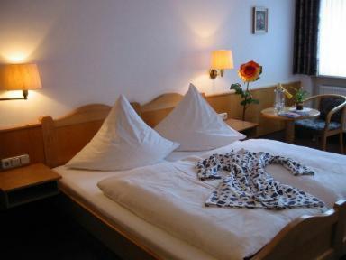 Una habitación de hotel con una cama con el número. en Hotel Gasthof am Schloß, en Pilsach