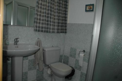 ein kleines Badezimmer mit Toilette und Waschbecken in der Unterkunft 31 Memories in Pembroke