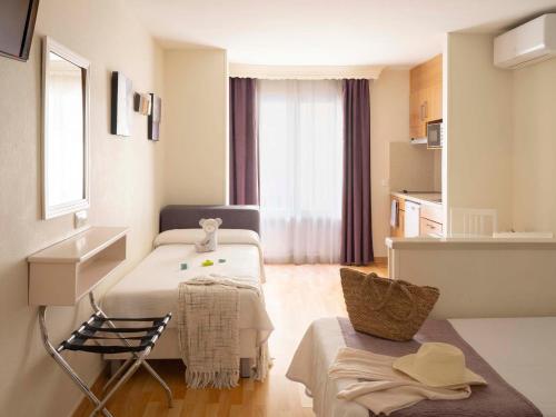 ein Krankenzimmer mit einem Bett und einem Stuhl in der Unterkunft Ona Princesa Playa in Marbella