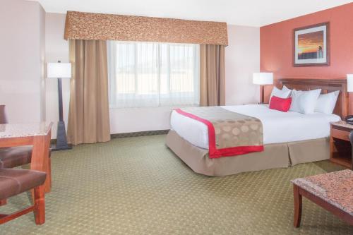 Кровать или кровати в номере Ramada by Wyndham Elko Hotel at Stockmen's Casino
