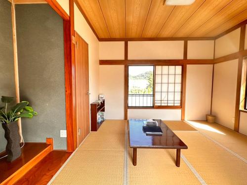 a living room with a table and a window at kupono - Vacation STAY 00621v in Minamiboso