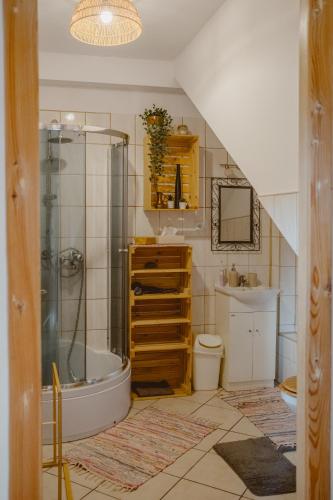 a bathroom with a shower and a sink at DobroDziejnia in Nowa Ruda