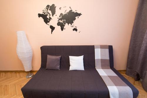 モスクワにあるLux Apartments -MoscowCitiのベッドルーム1室(壁に世界地図を掲載したベッド1台付)
