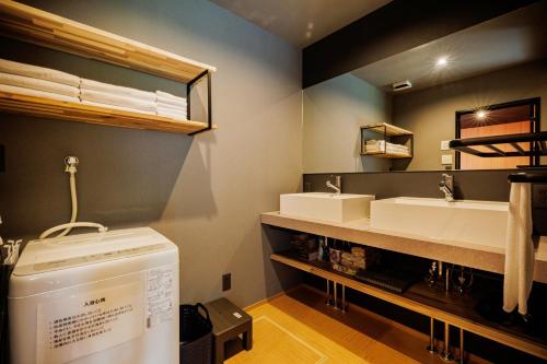 a bathroom with two sinks and a washing machine at Sunlight - Vacation STAY 73377v in To-katta