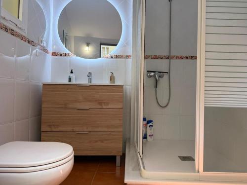ein Badezimmer mit Toilette, Waschbecken und Dusche in der Unterkunft Casa Eclipse in Benajarafe