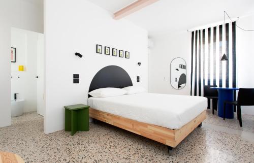 a bedroom with a bed and a table and chairs at Duesette Rooms in Filottrano