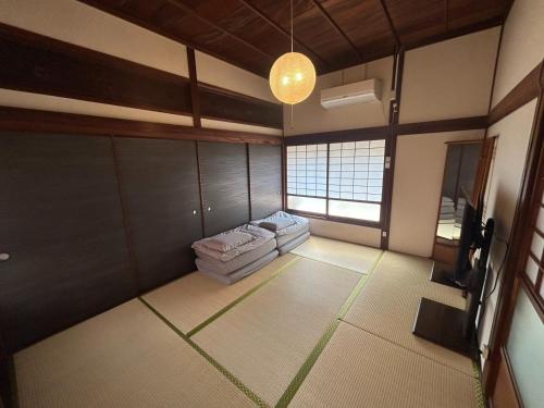 an empty room with a couch and a window at Sakae - Vacation STAY 41407v in Goto