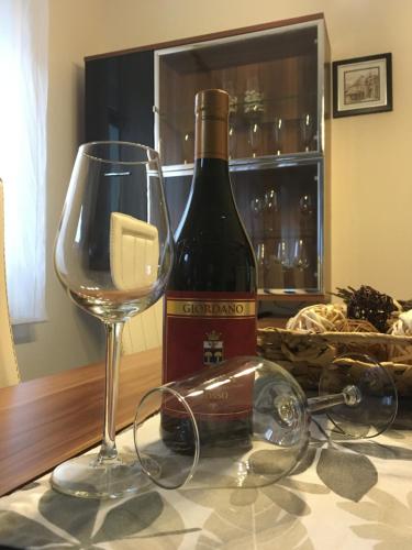 a bottle of wine and a glass on a table at Ferienhaus Kirchturmblick bei Quedlinburg in Hoym