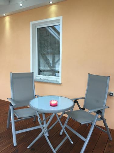 two chairs and a table in a room at Ferienhaus Kirchturmblick bei Quedlinburg in Hoym