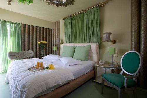 sypialnia z łóżkiem ze stołem i krzesłem w obiekcie The Crystal Blue Hotel w Atenach