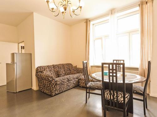 Apartment Große Ferienwohnung in Fünfhaus mit Garten by Interhome