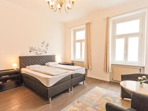 Apartment Große Ferienwohnung in Fünfhaus mit Garten by Interhome