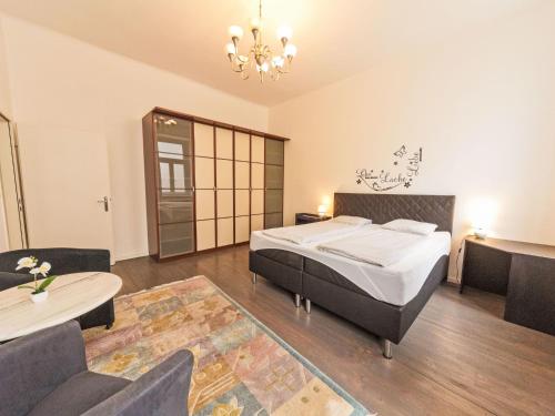 Apartment Große Ferienwohnung in Fünfhaus mit Garten by Interhome