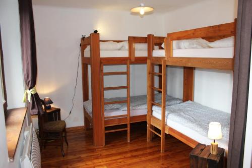 מיטה או מיטות קומותיים בחדר ב-Gîte Belle Valette