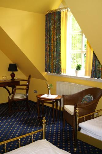 a room with a bed and a desk and a window at Hotel Borcharding Rheine Mesum in Rheine