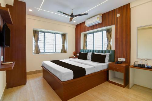 a bedroom with a large bed in a room at Super Collection O Newtown Bus Stand Formerly The Executive Suites in New Town