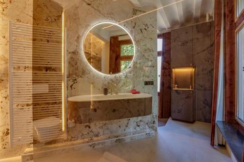 a bathroom with a sink and a mirror at Boutique hotel Roosendaelhof in Geel