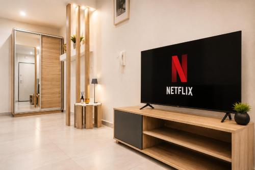 45sqm , Center , 20m Tsimiski Str , 65'' tv , Netfix , Optical Fiber - Opposite HELEXPO