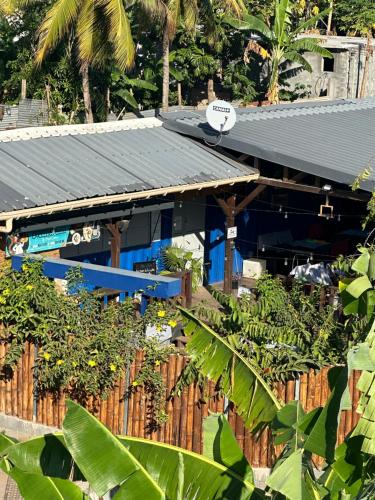 a building with a black roof and some plants at Ouzouri Wa Lijou in Mzouazia