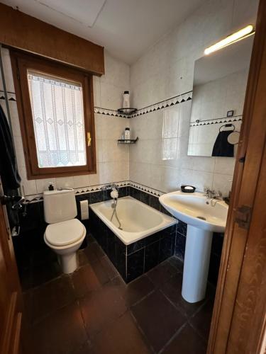 a bathroom with a tub and a toilet and a sink at Finca Viña Alberto in Cuéllar